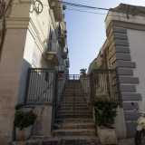 ...al termine della quale si nasconde l�unico accesso al palazzo neogotico, raggiungibile percorrendo la Salita Miramare... 
